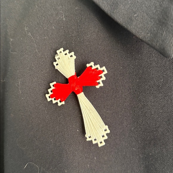 Vintage ladies auxiliary wool cape with satin lining and Red Cross pin - Picture 3 of 8